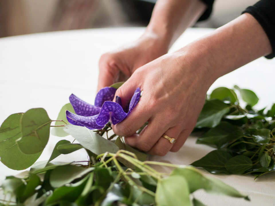 Mise en pace de fleurs violettes sur une table