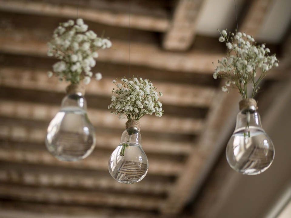 Pot de fleurs suspendu en l'air