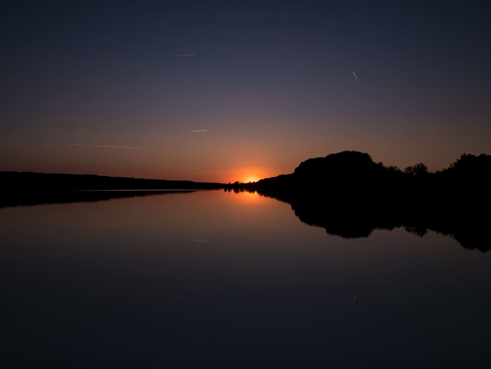 Coucher de soleil orangé et contrasté