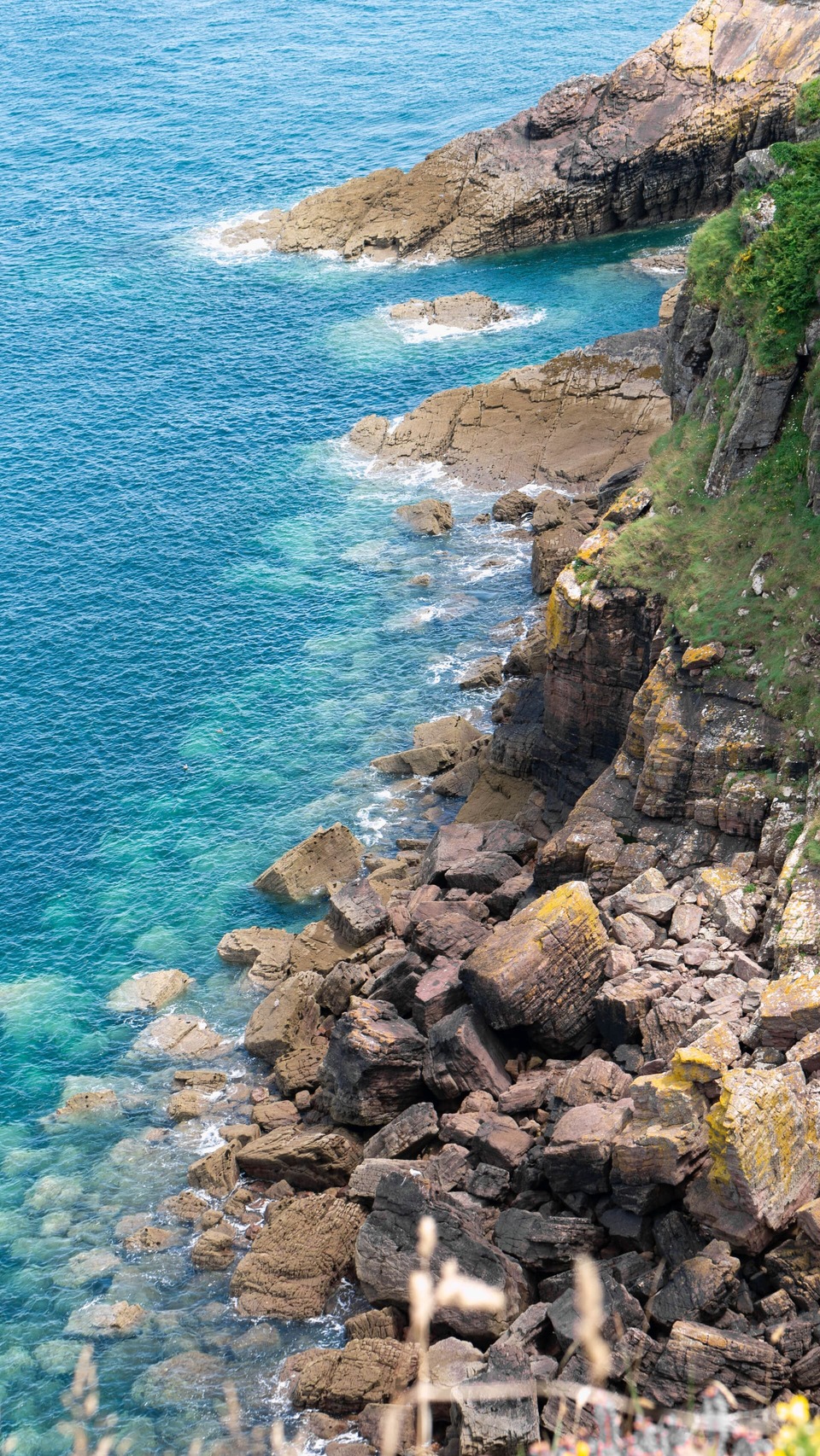 Cotes rocheuses et mer bleue